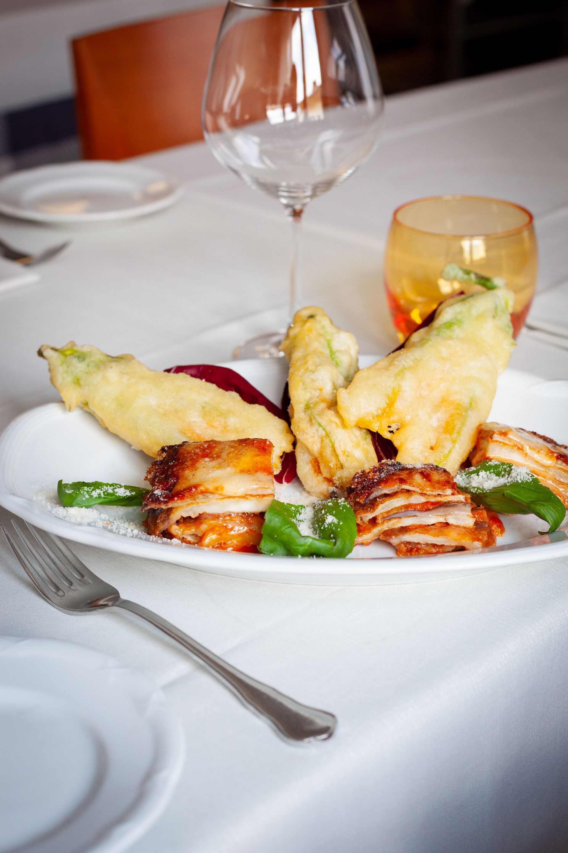 Cuoco prepara specialità di cucina italiana-Osteria Gallo d'Oro