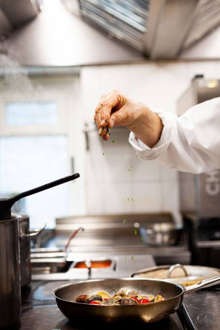 Cuoco prepara specialità di cucina italiana-Osteria Gallo d'Oro