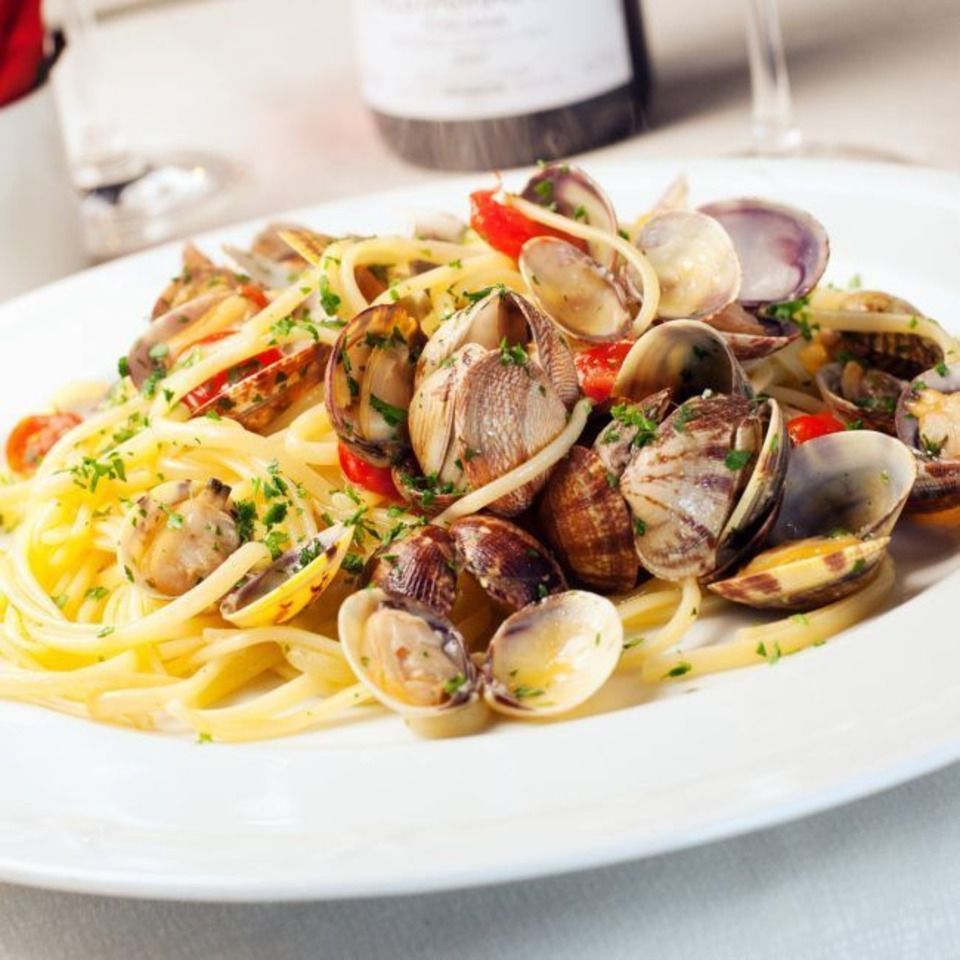 Spaghetti allo scoglio con pomodori datterini-Osteria Gallo d'Oro