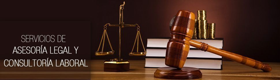Servicios de asesoría legal y consultoría laboral con martillo y balanza sobre escritorio