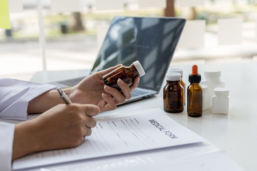 Una persona sostiene un medicamento 
