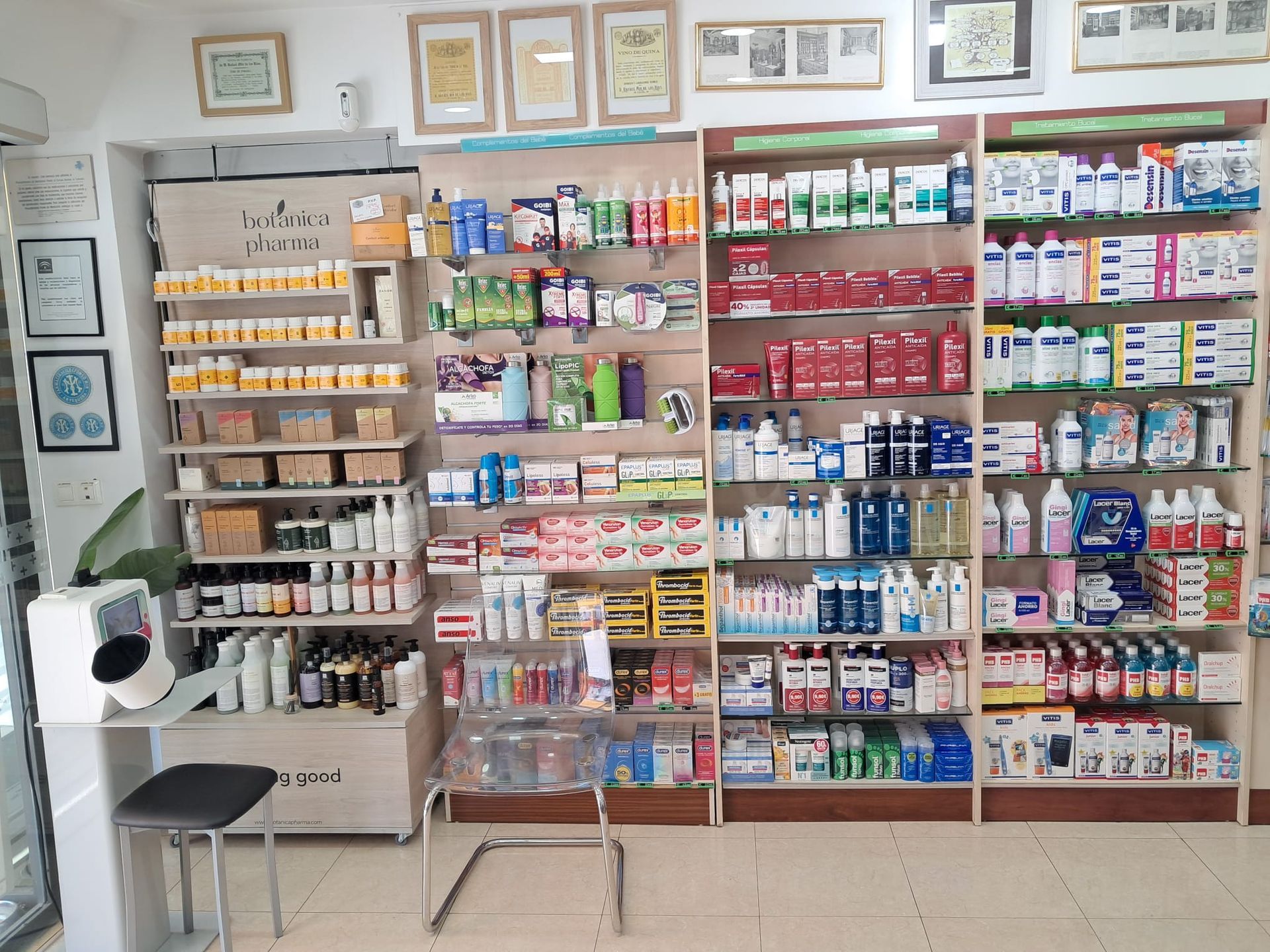 Un profesional sanitario con guantes comprueba el nivel de azúcar en sangre 