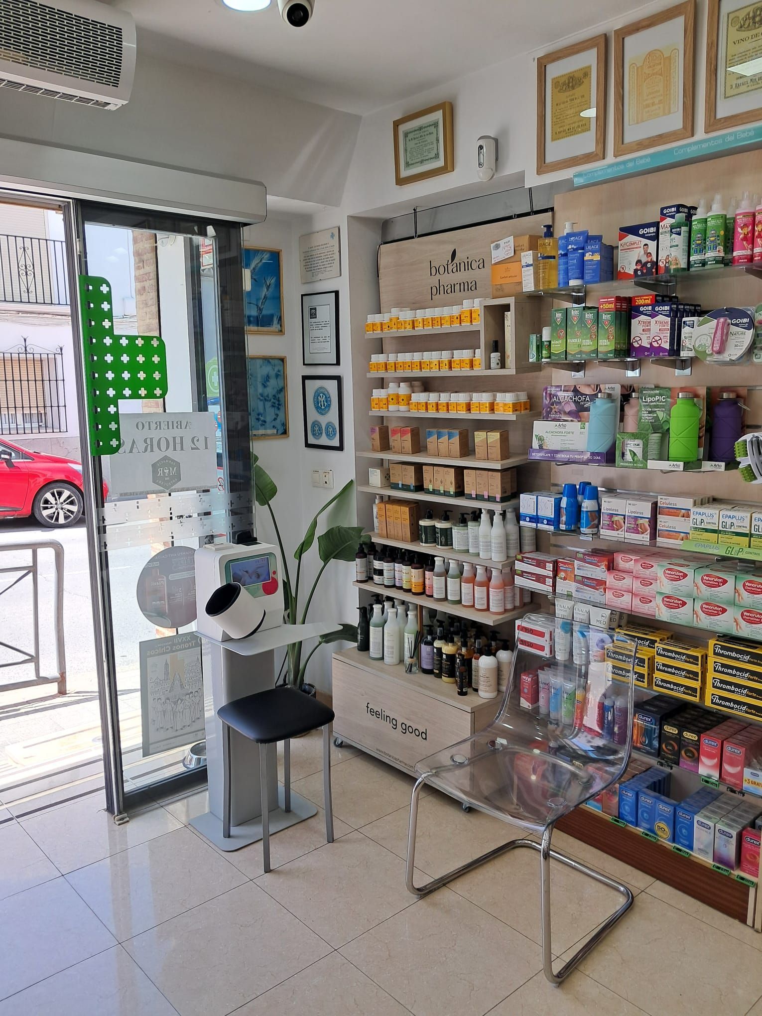 Entregar un frasco de pastillas blanco en el mostrador de una farmacia.