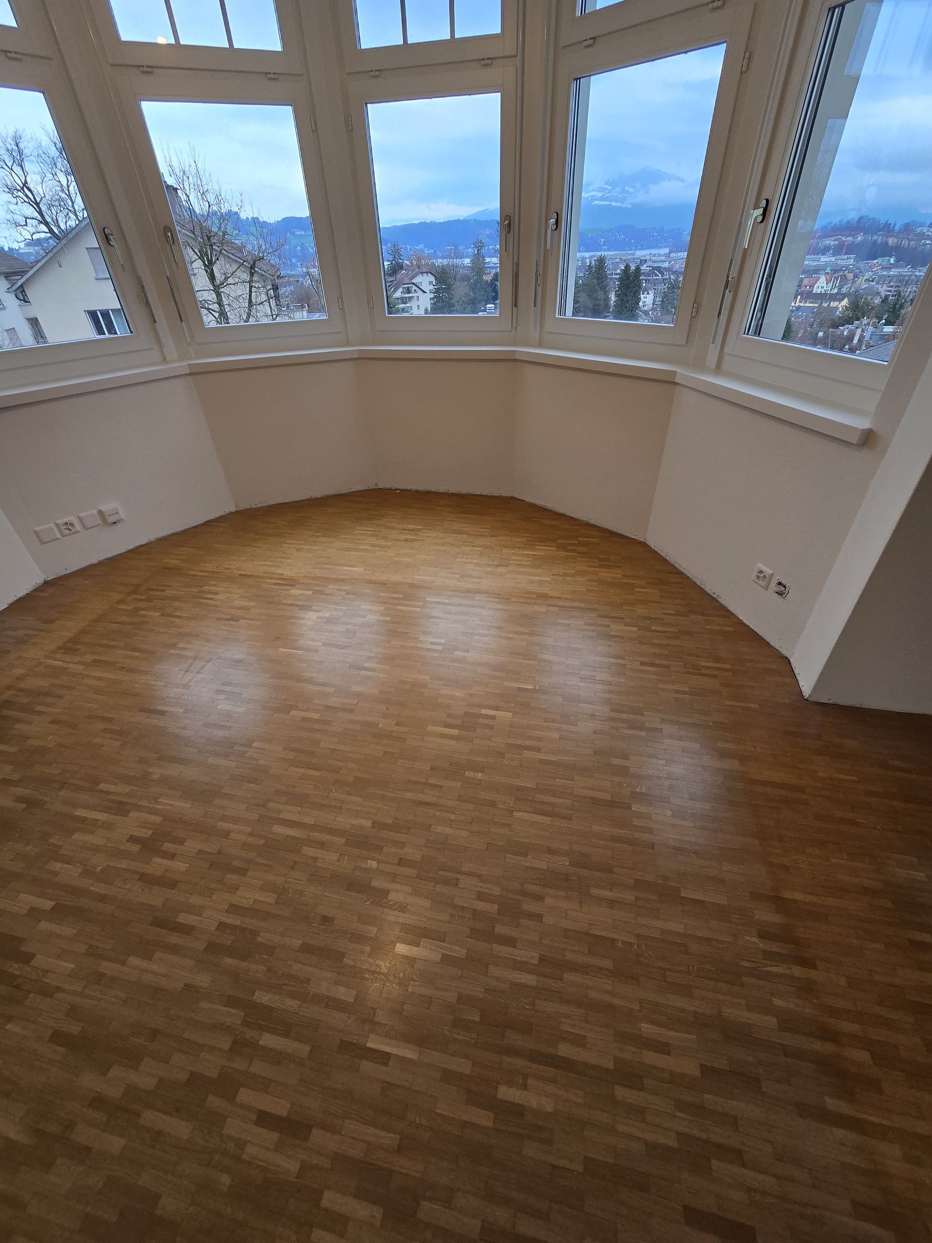 Ein Mann trägt Kisten aus einem Umzugswagen.