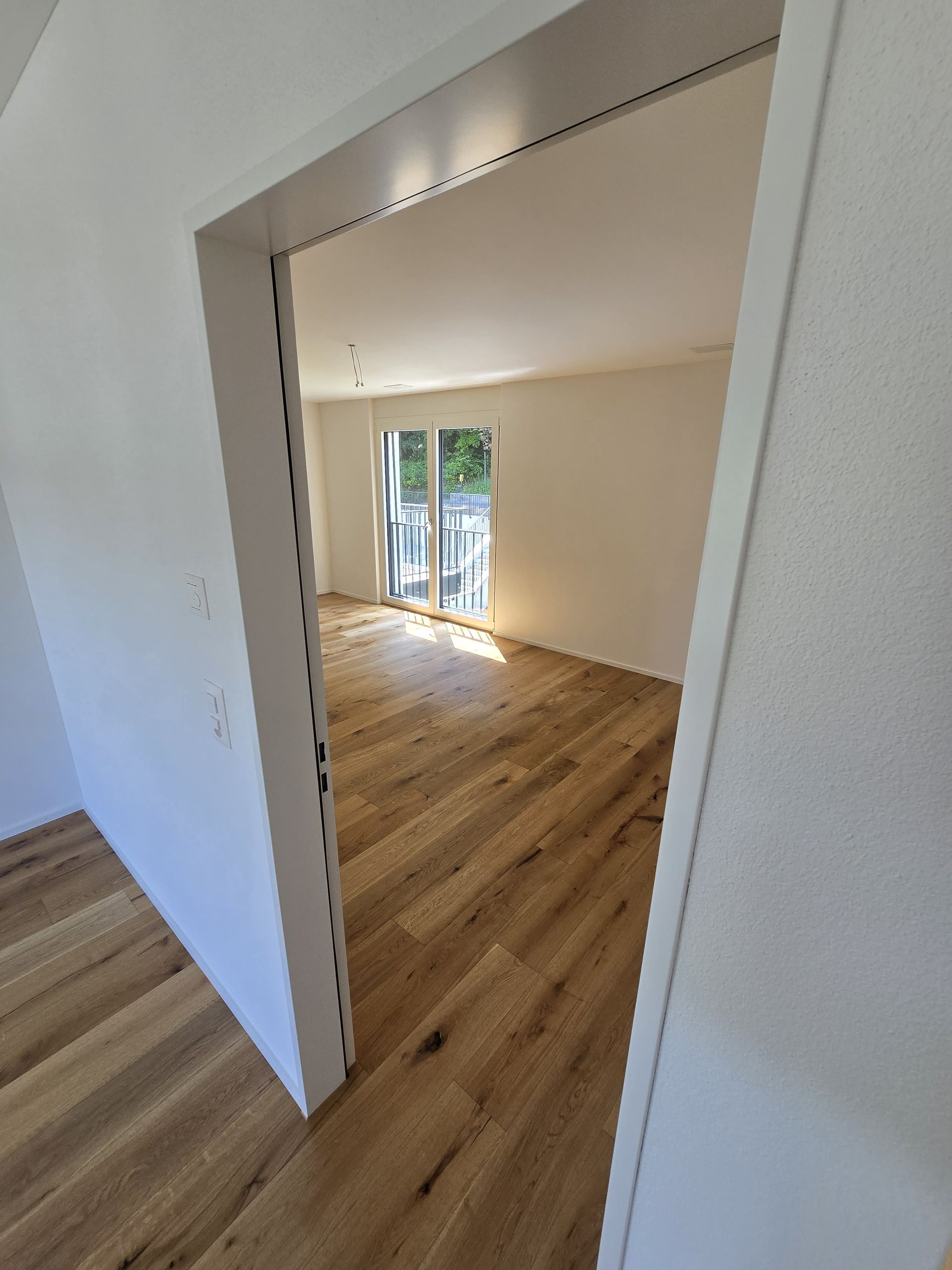 Zwei Männer laden Kisten in einen Lieferwagen.