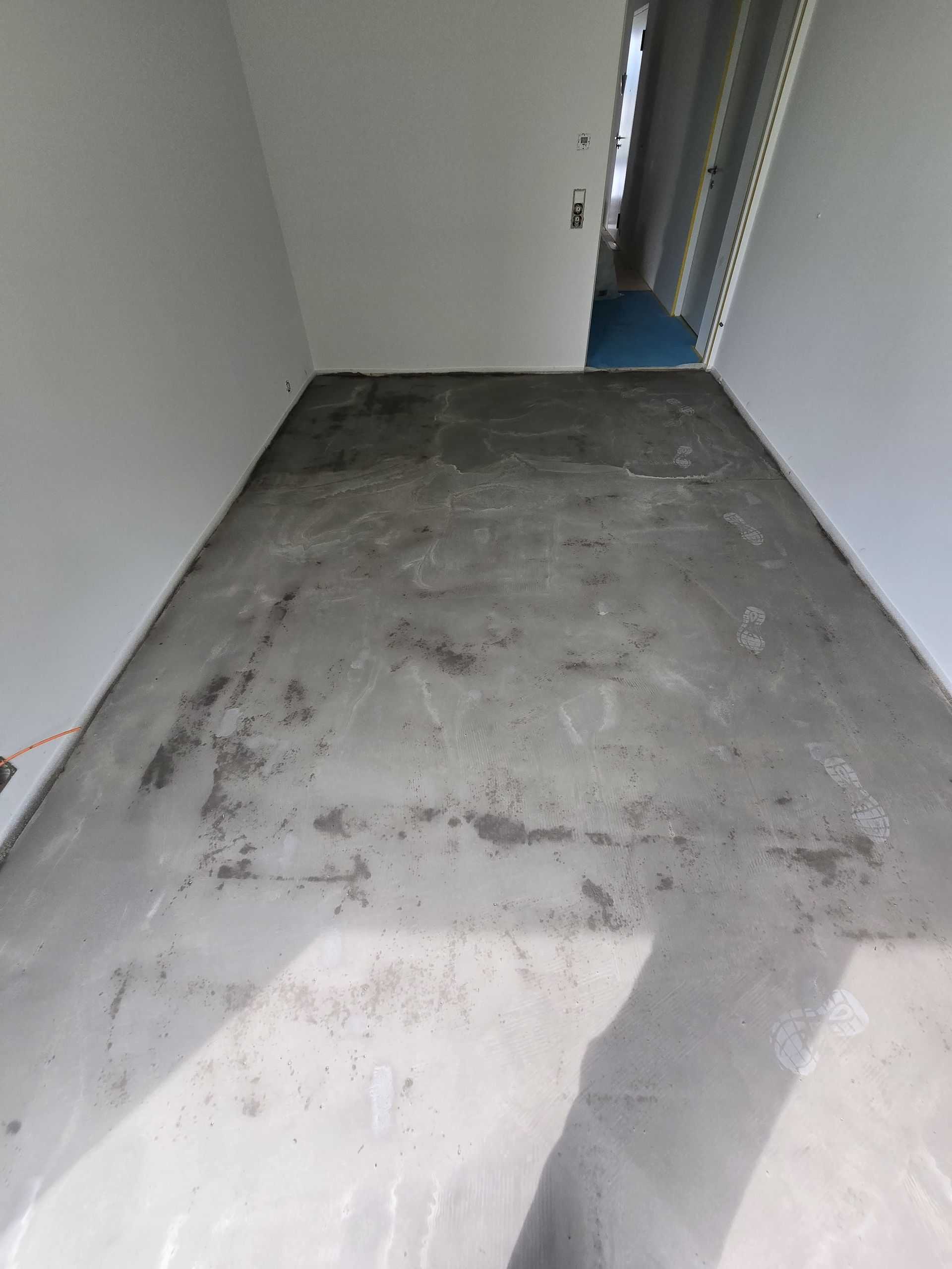 Ein junger Mann sitzt auf dem Fahrersitz eines weißen Lieferwagens.