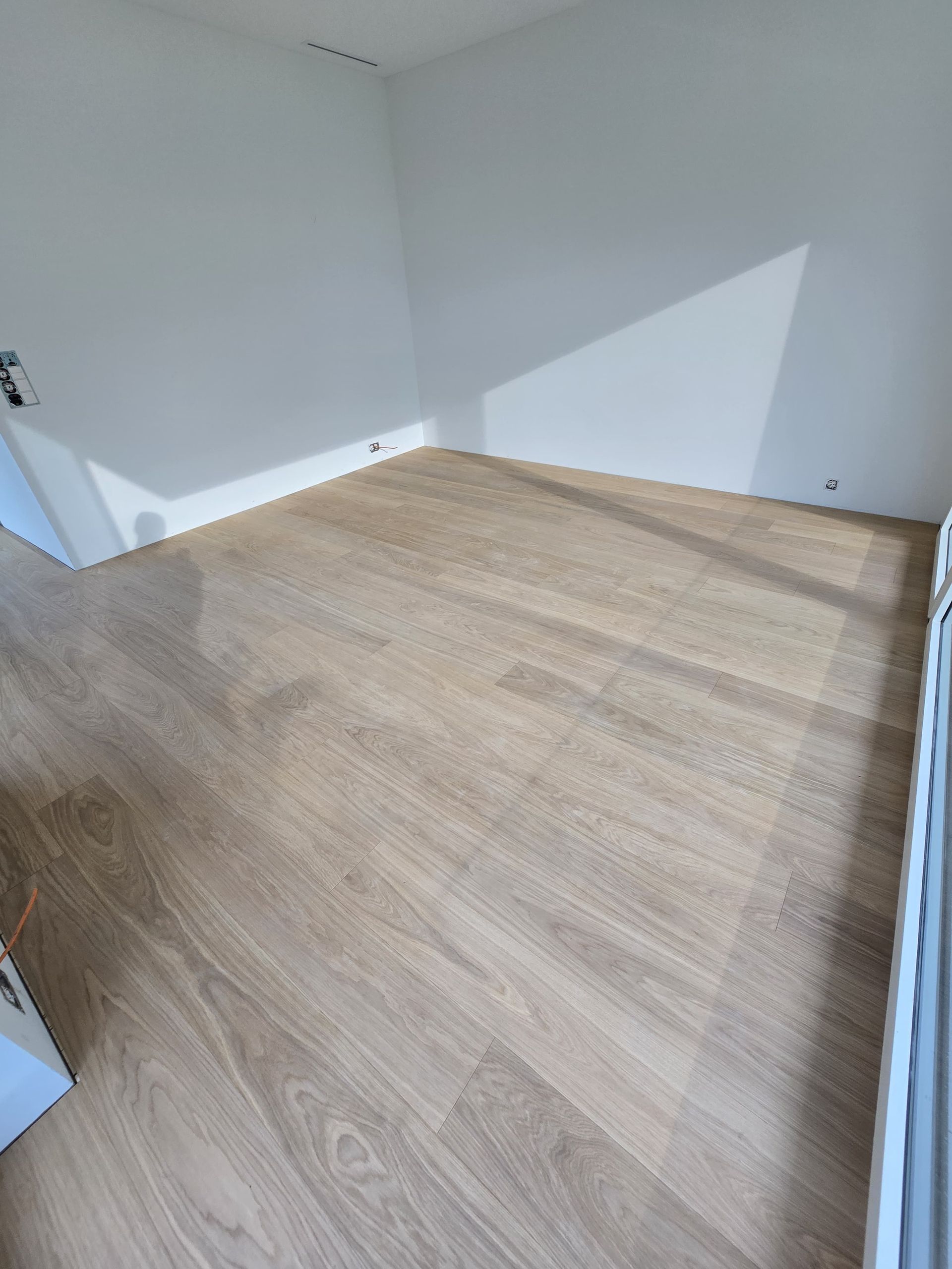 Zwei Männer tragen Kisten aus einem Lieferwagen.