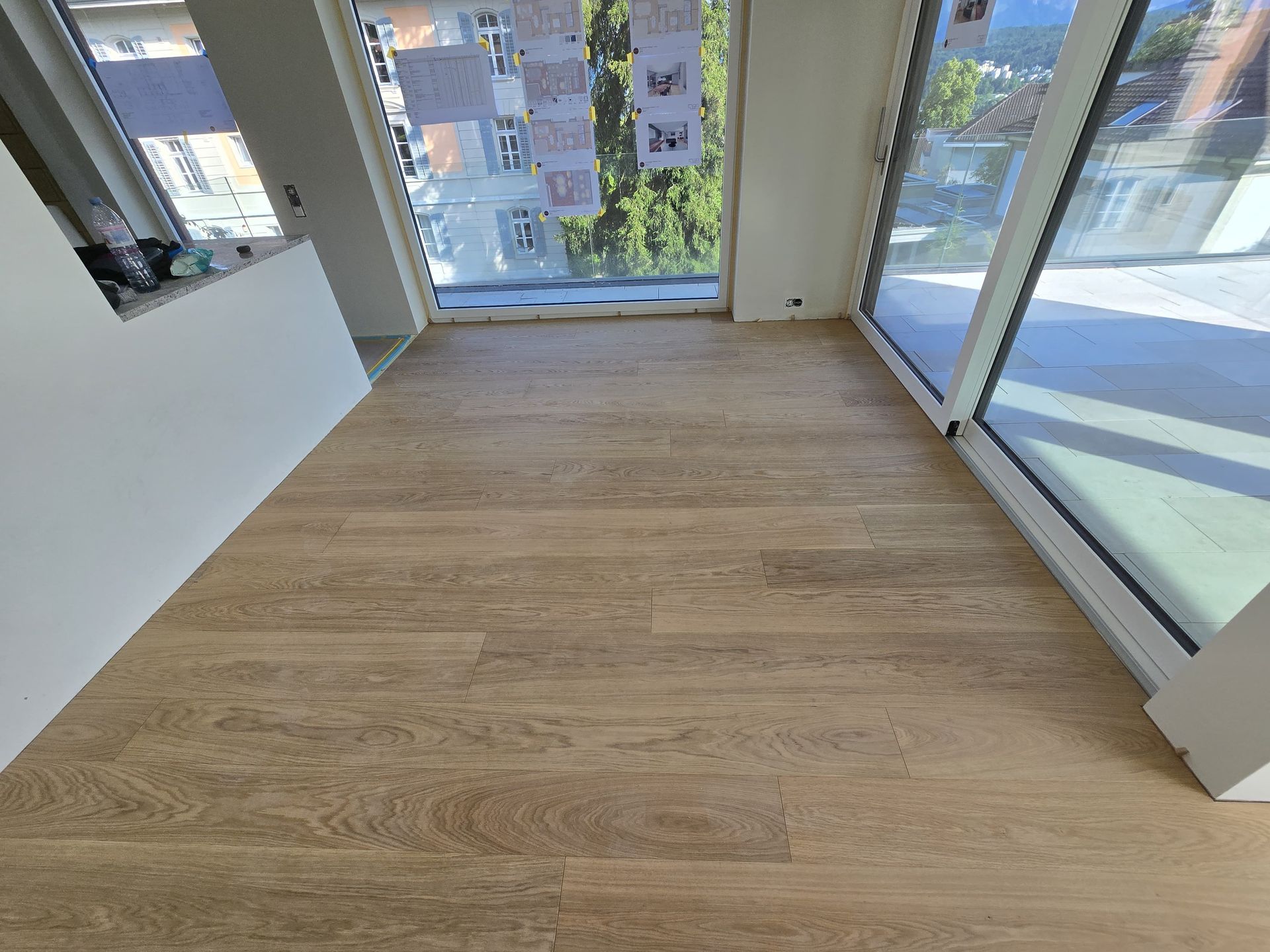 Ein Mann trägt Kisten aus einem Umzugswagen.