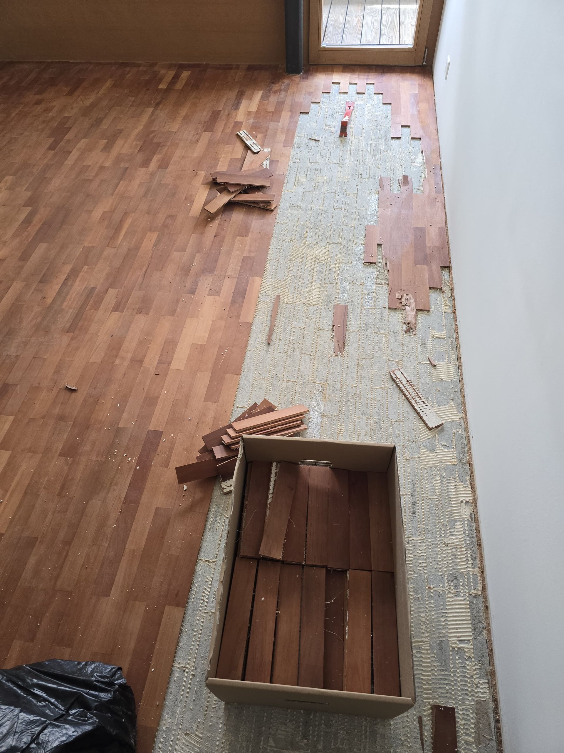 Ein Mann steht hinten in einem mit Pappkartons gefüllten Lieferwagen.