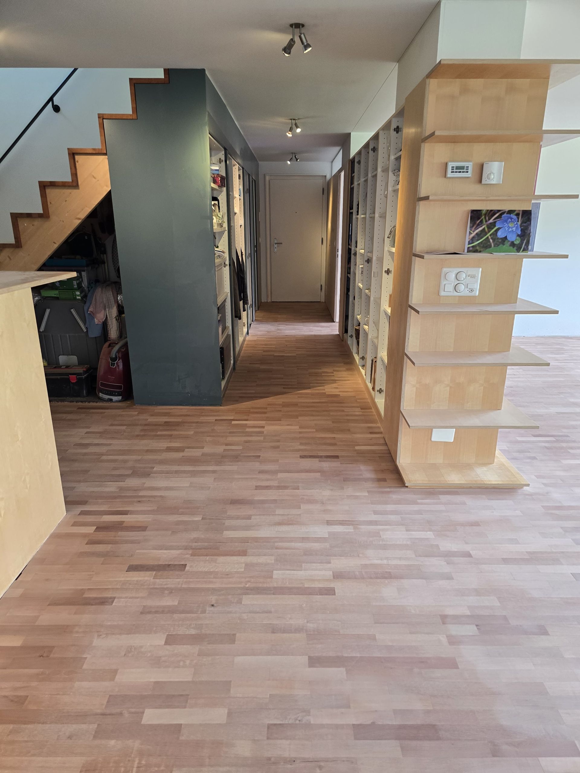 Ein Mann und eine Frau sitzen auf einer Couch und schauen auf ein Tablet.