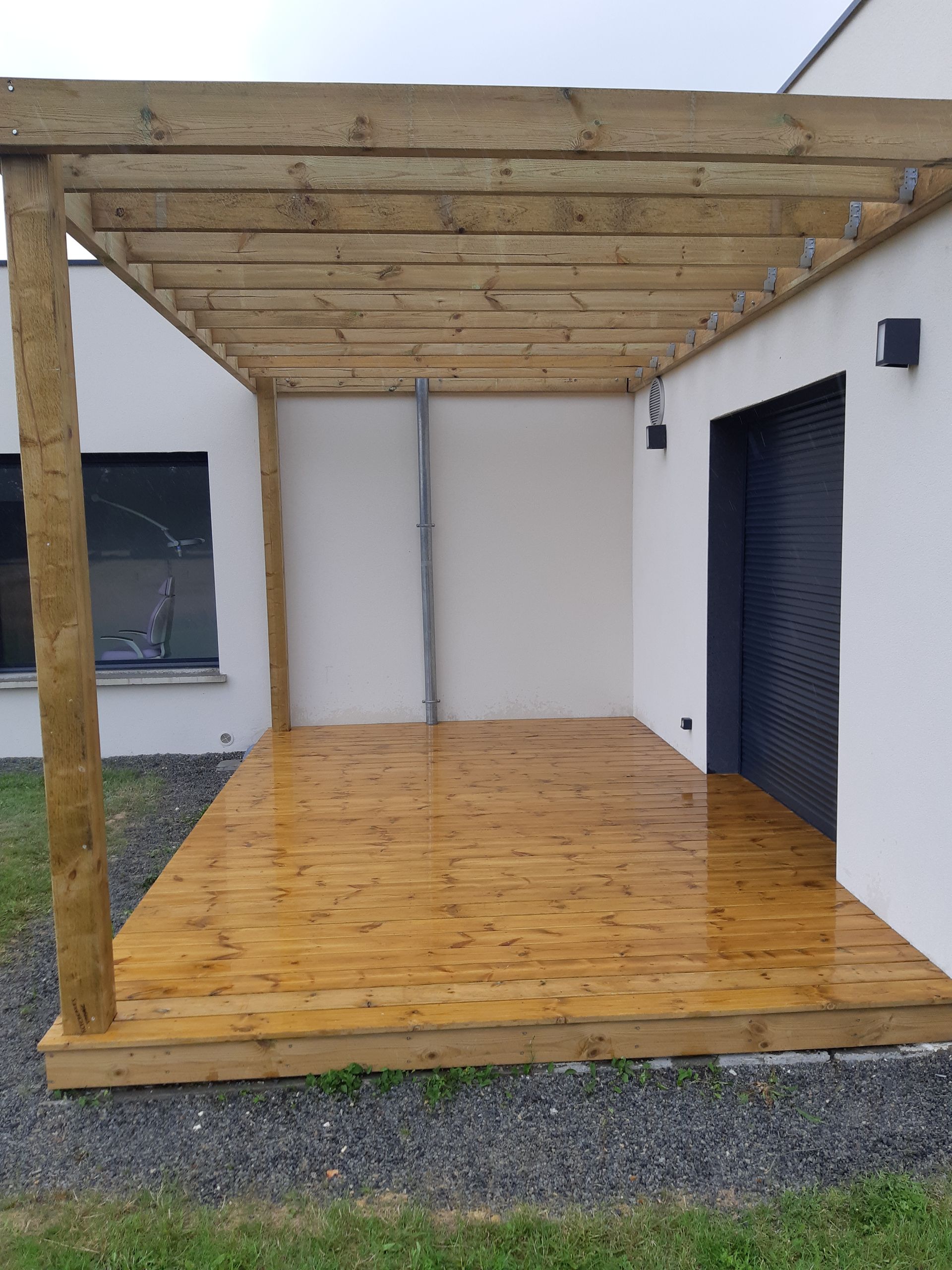 Installation d'une terrasse en bois et d'une pergola assortie