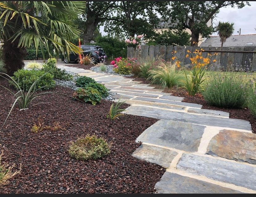 Création d'allées de jardin et plantation de massifs