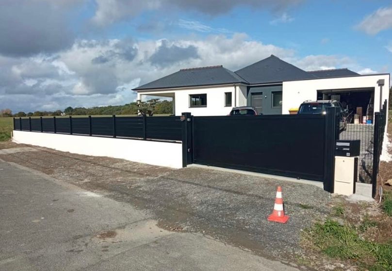 Pose d'une clôture et d'un portail assorti