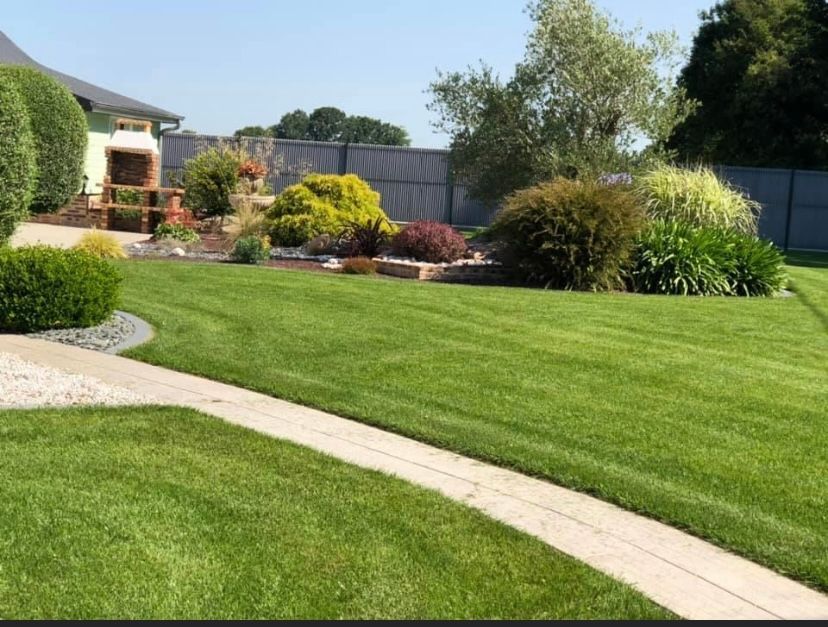 Plantation de massifs et pose de gazon