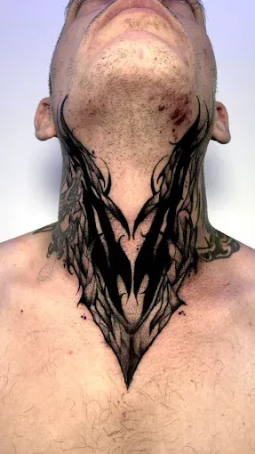 Tatuaje en el cuello de un diseño oscuro y abstracto con bordes afilados.