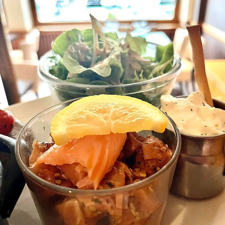 Tartare de saumon avec salade