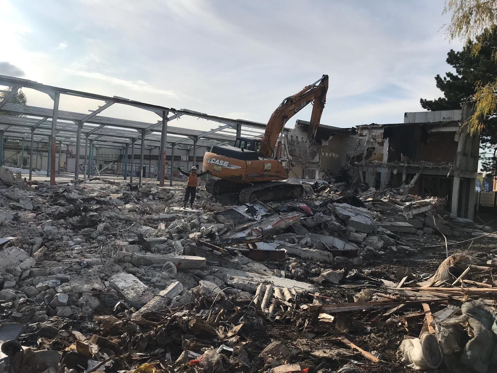 Démolition d'un hangar à Morangis (91)