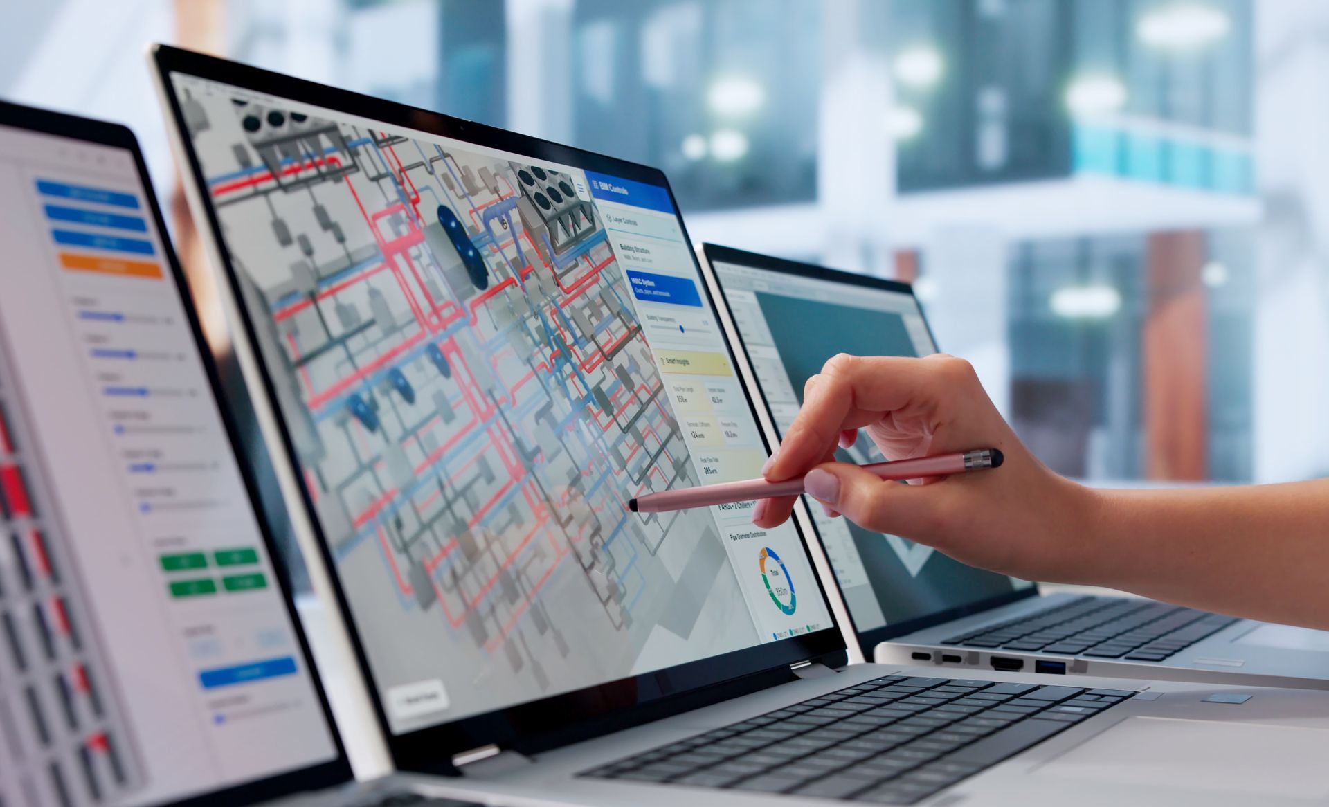 Main pointant du doigt les graphiques sur l'écran d'un ordinateur portable dans un bureau moderne