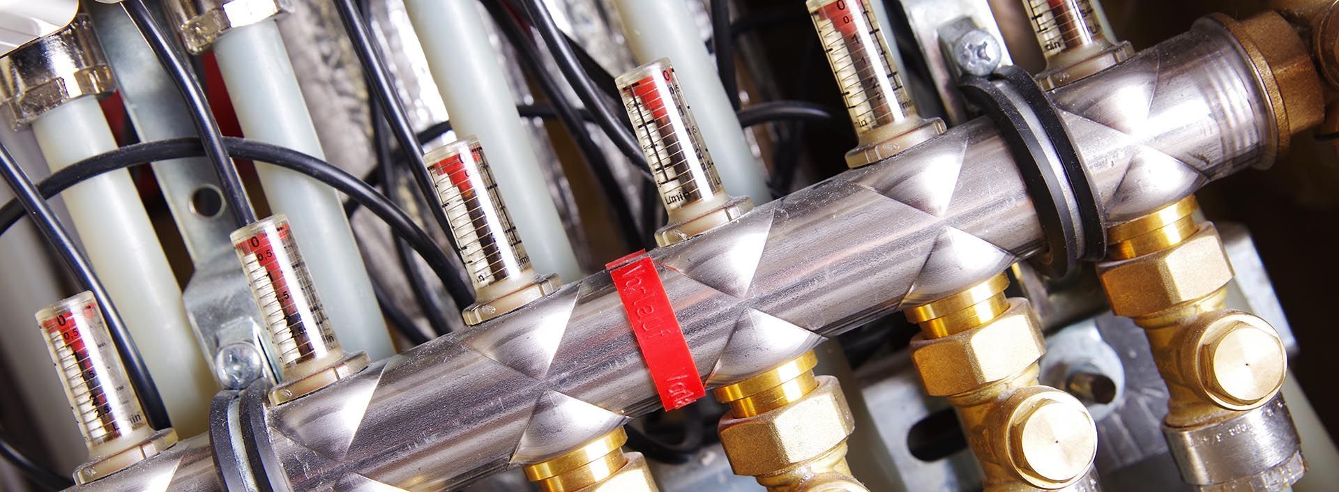Zwei Solarfocus-Tanks stehen nebeneinander in einem Raum