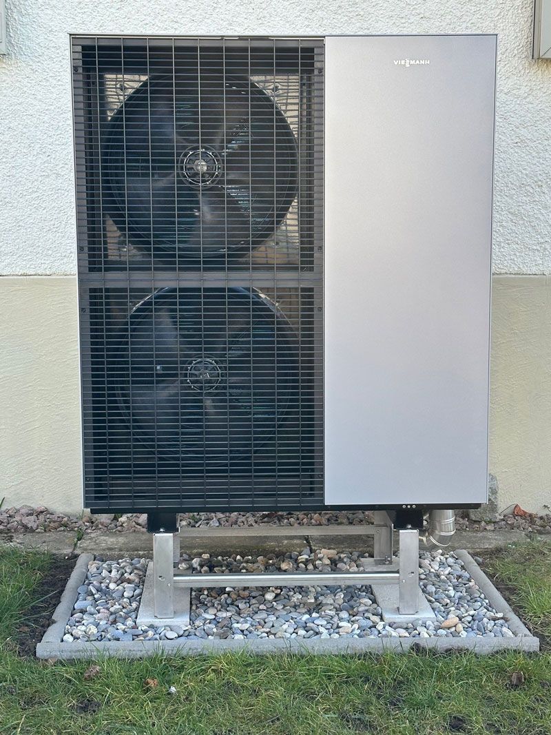 Eine große Klimaanlage steht außerhalb eines Gebäudes.