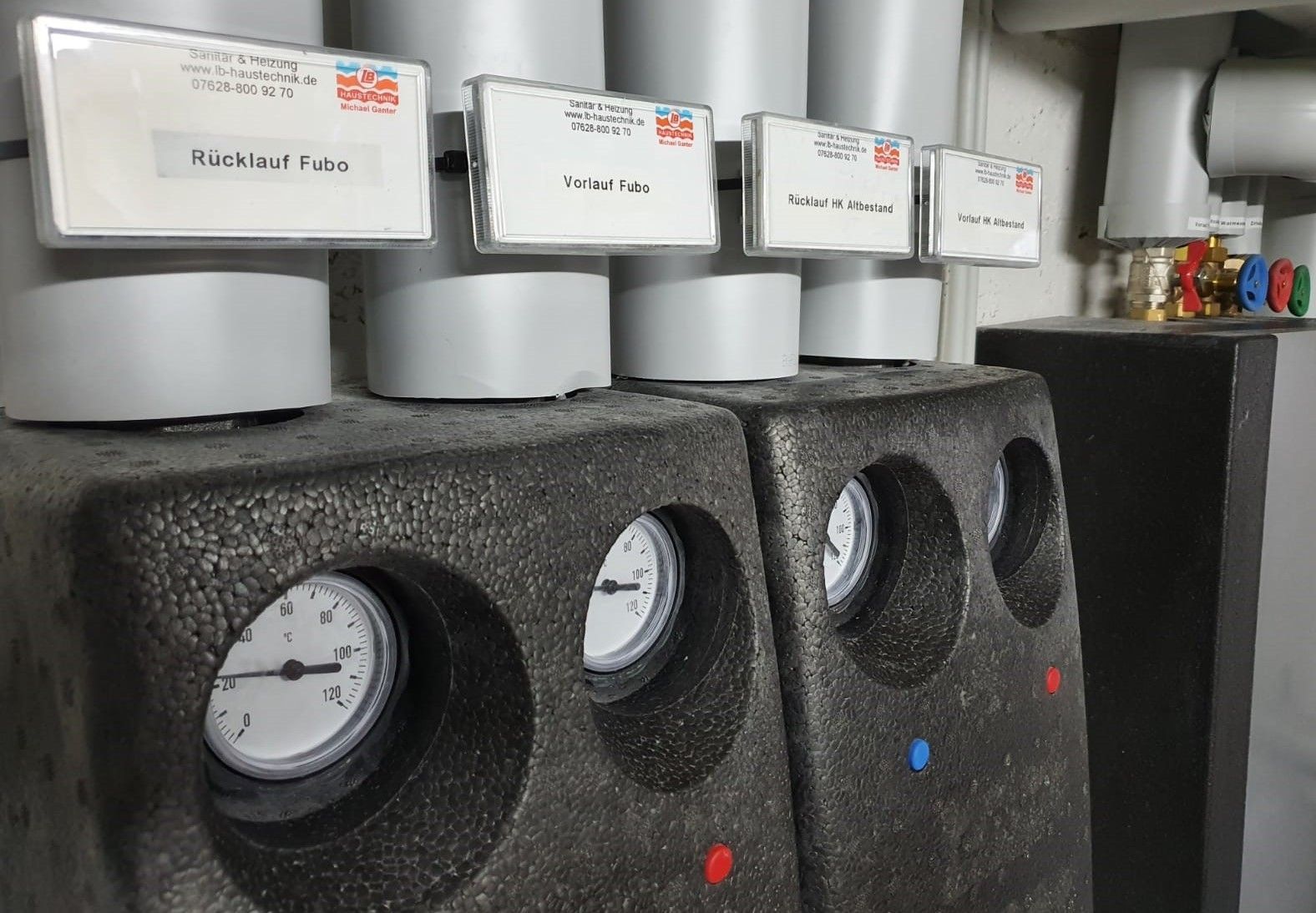 Ein Haufen Uhren liegen übereinander