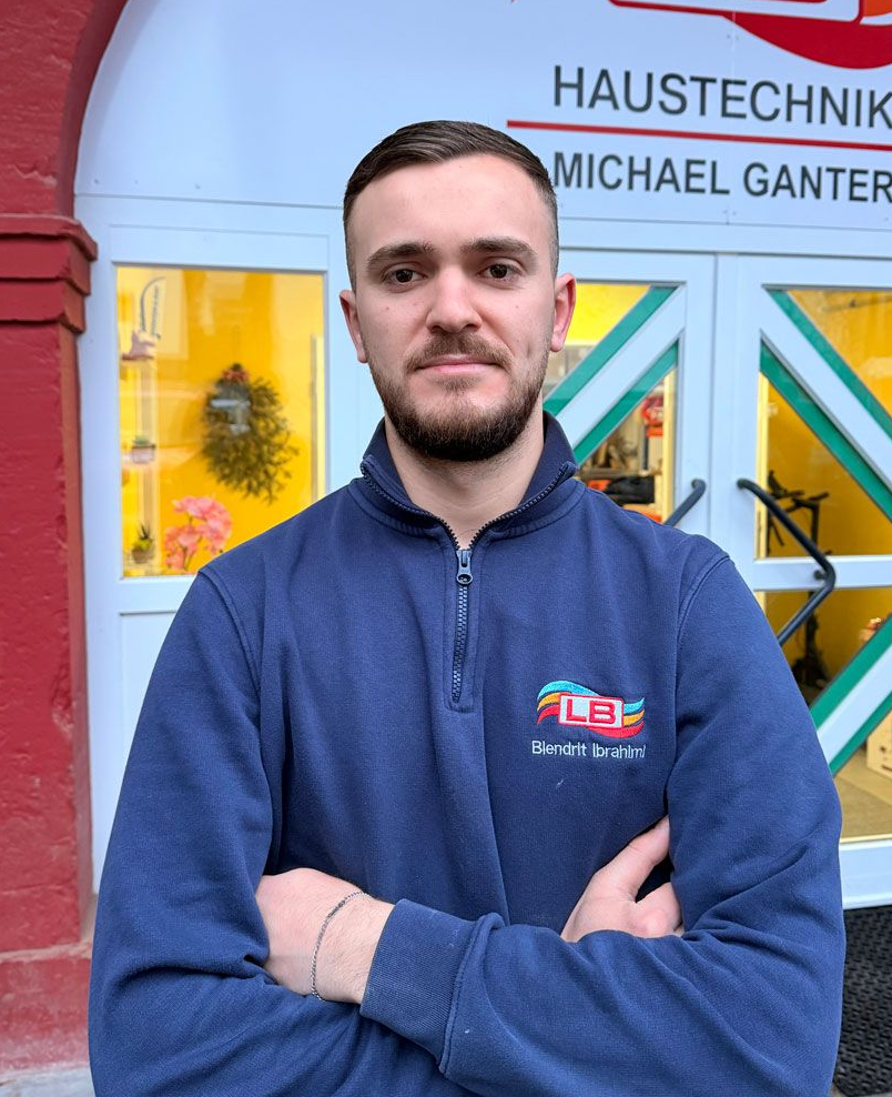 Nahaufnahme des lächelnden Gesichts eines jungen Mannes