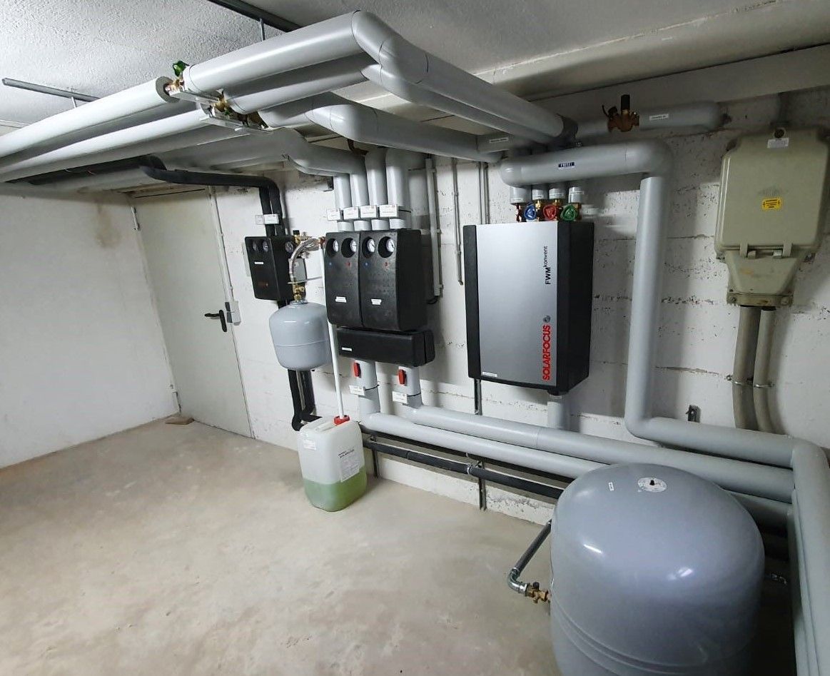 Ein Raum mit vielen Rohren, die von der Decke hängen.