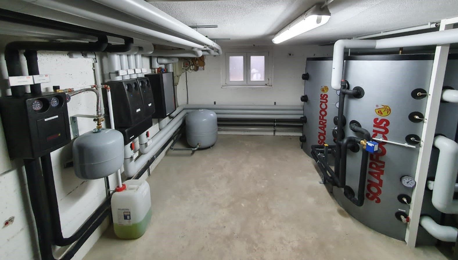 Ein Raum mit vielen Rohren und Tanks darin