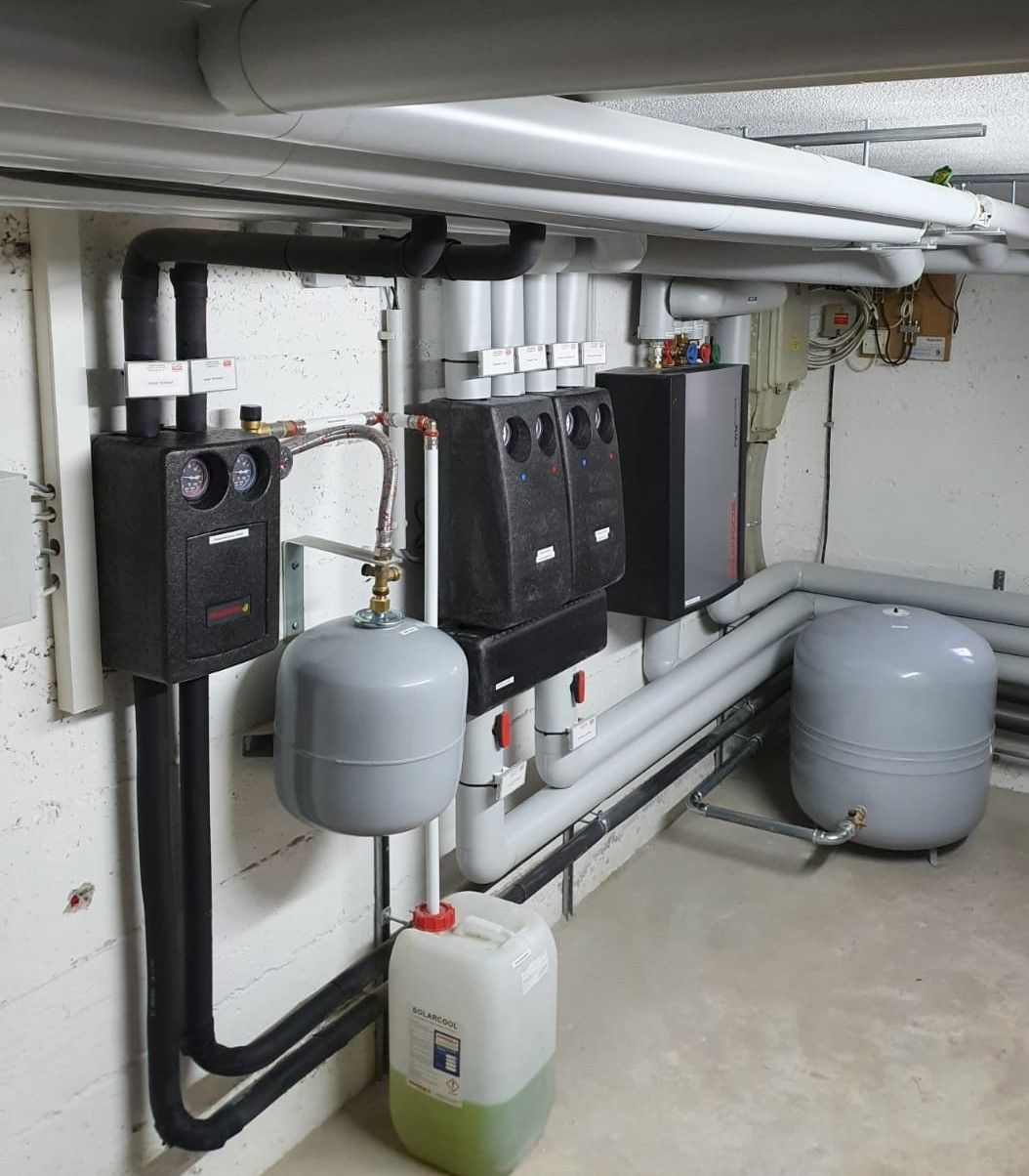 Ein Raum mit vielen Rohren und Tanks an der Wand