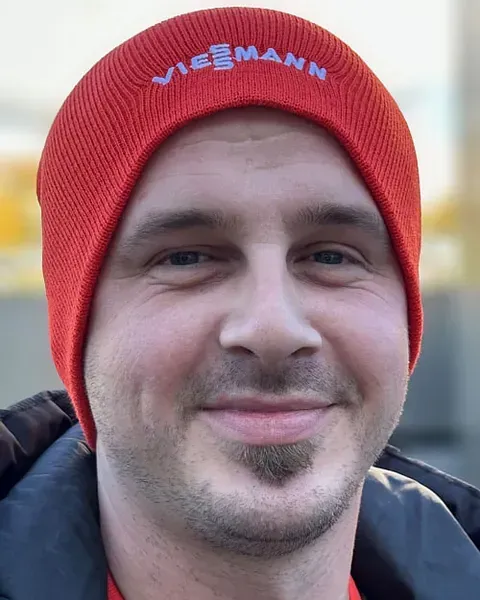 Ein Mann trägt eine rote Mütze