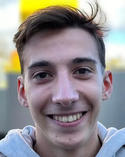 Nahaufnahme des lächelnden Gesichts eines jungen Mannes