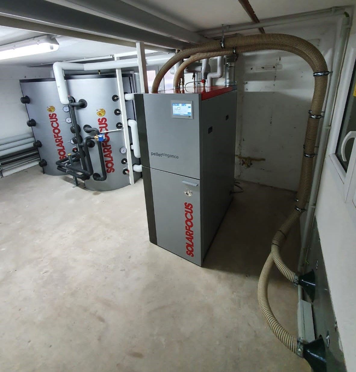 Ein Raum mit einer Heizung, auf der Aquafocus steht