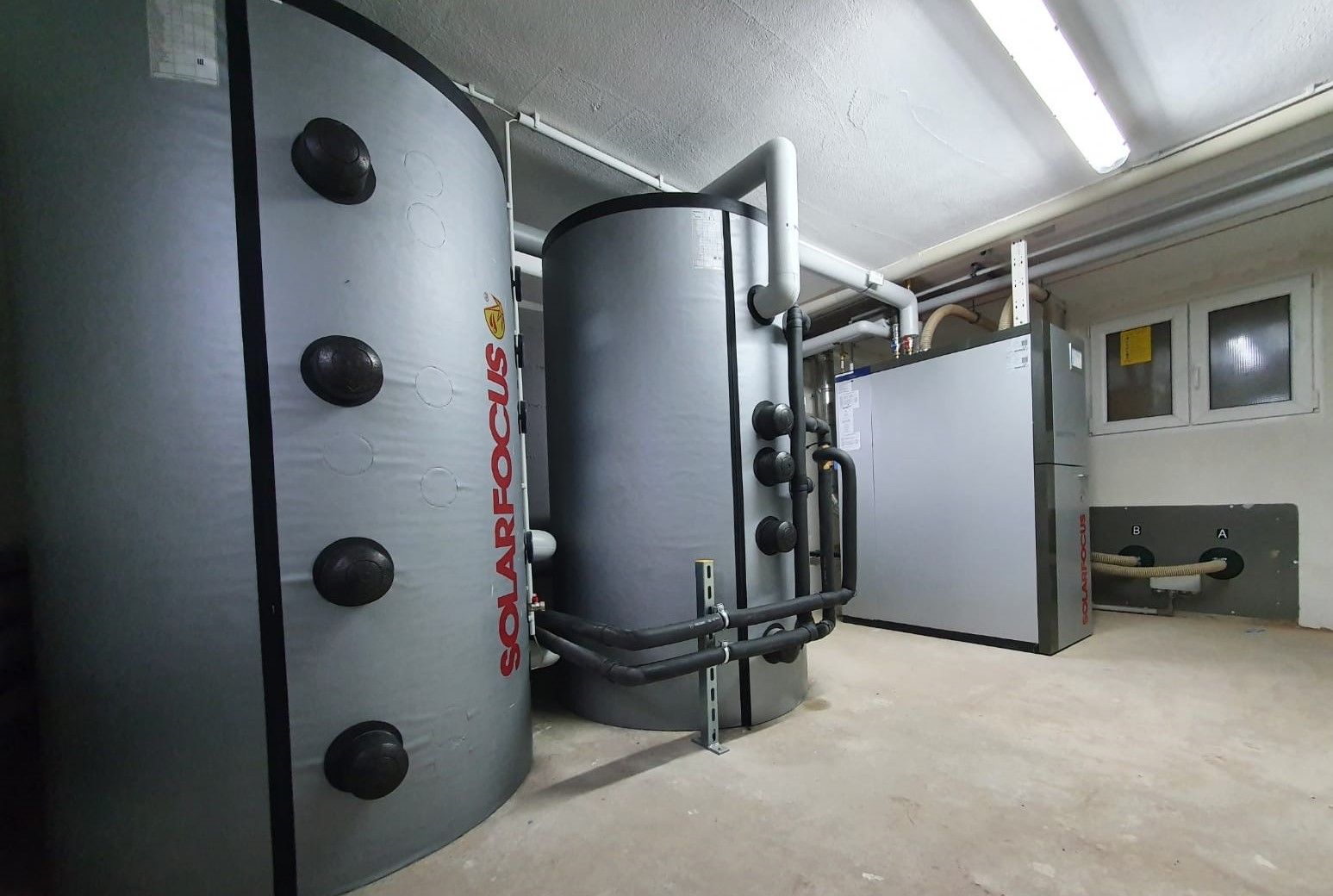 Ein Raum mit vielen Tanks und Rohren darin