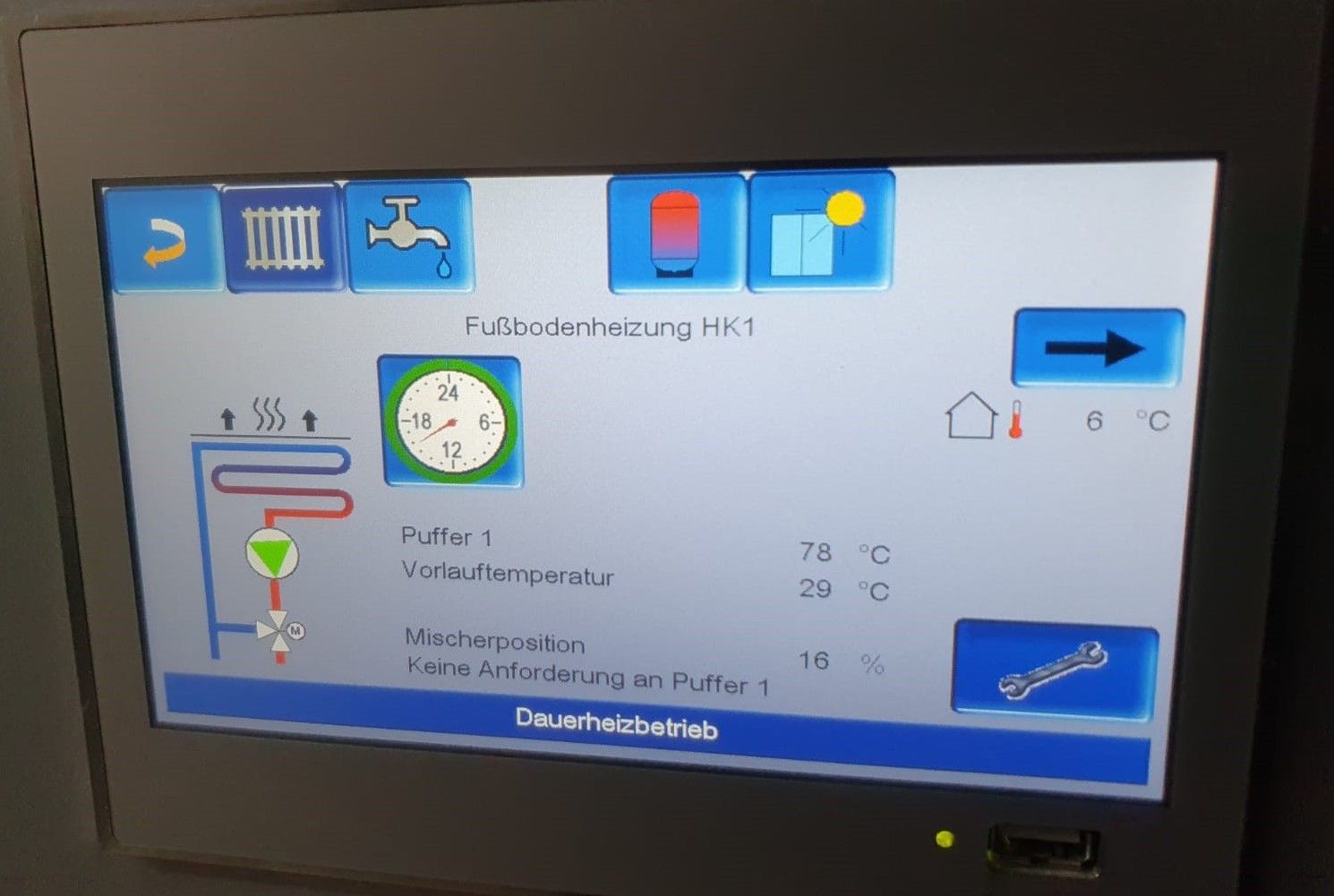 Ein Computermonitor mit einer Uhr darauf
