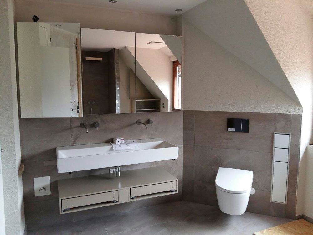 Ein Badezimmer mit Toilette, Waschbecken und Spiegel