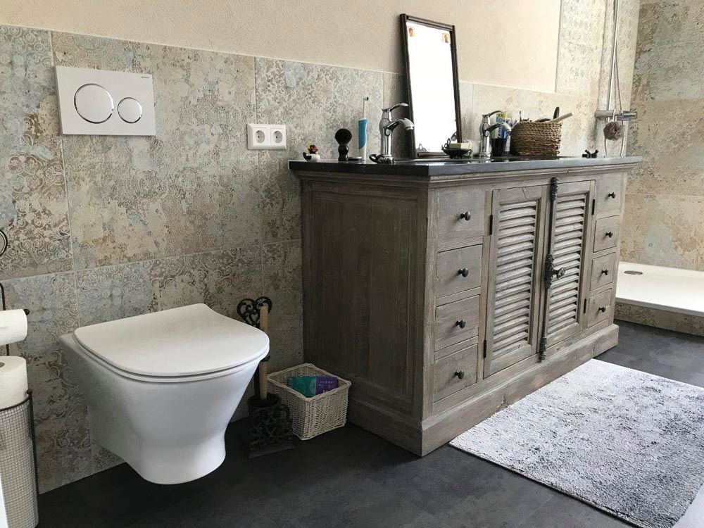 Ein Badezimmer mit Toilette, Waschbecken und Spiegel.