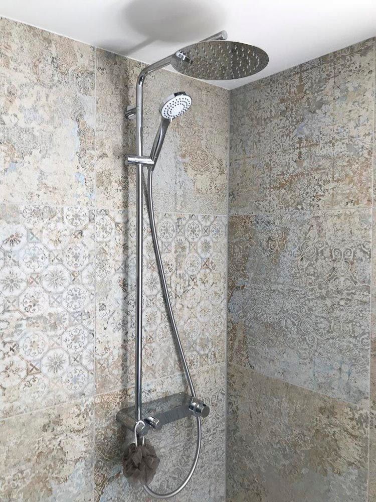 Eine Nahaufnahme eines Duschkopfs in einem Badezimmer.