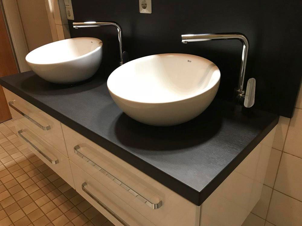 Ein Badezimmer mit zwei Waschbecken und zwei Wasserhähnen