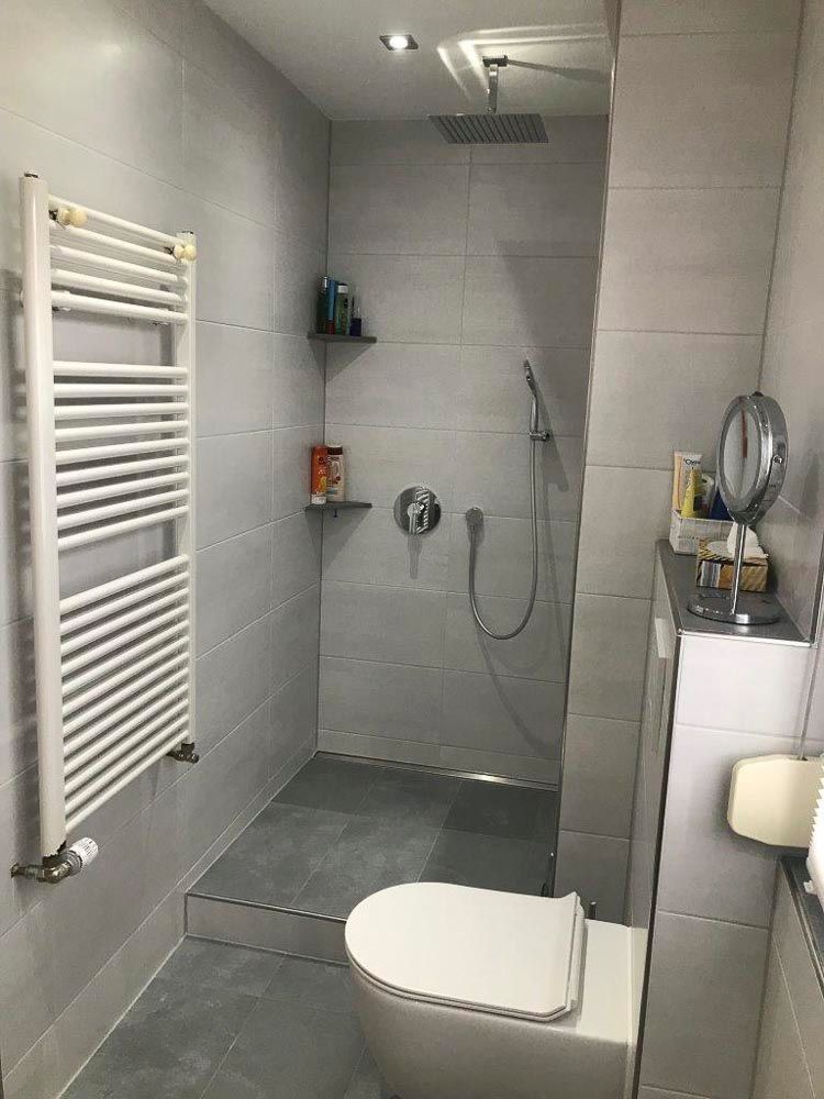 Ein Badezimmer mit Toilette, Waschbecken und Dusche.