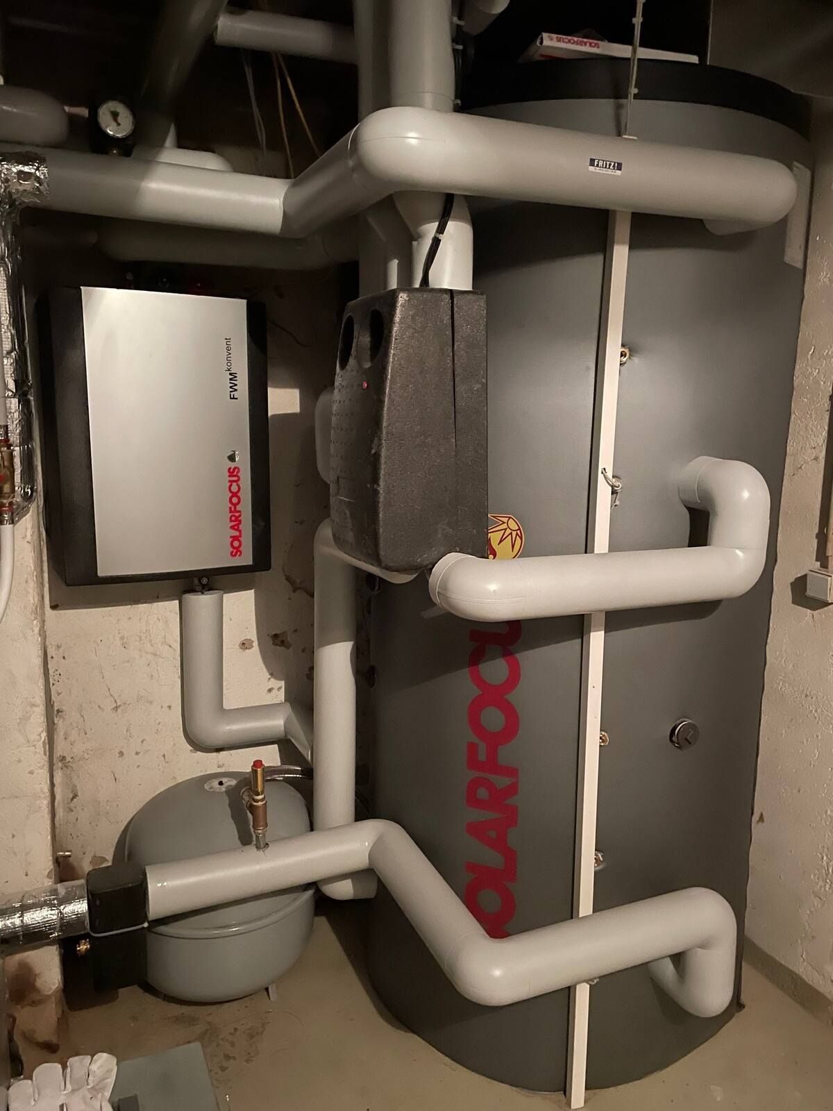 Ein großer grauer Tank mit der Aufschrift „Solarpool“