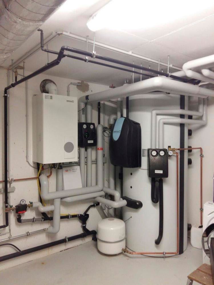 Ein Raum mit vielen Rohren und einer Heizung