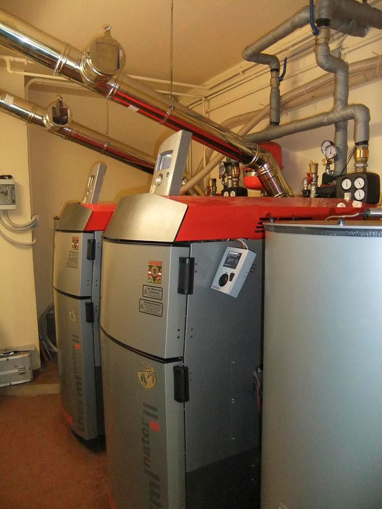 Ein Raum mit vielen Rohren und einem Heizgerät mit der Aufschrift 