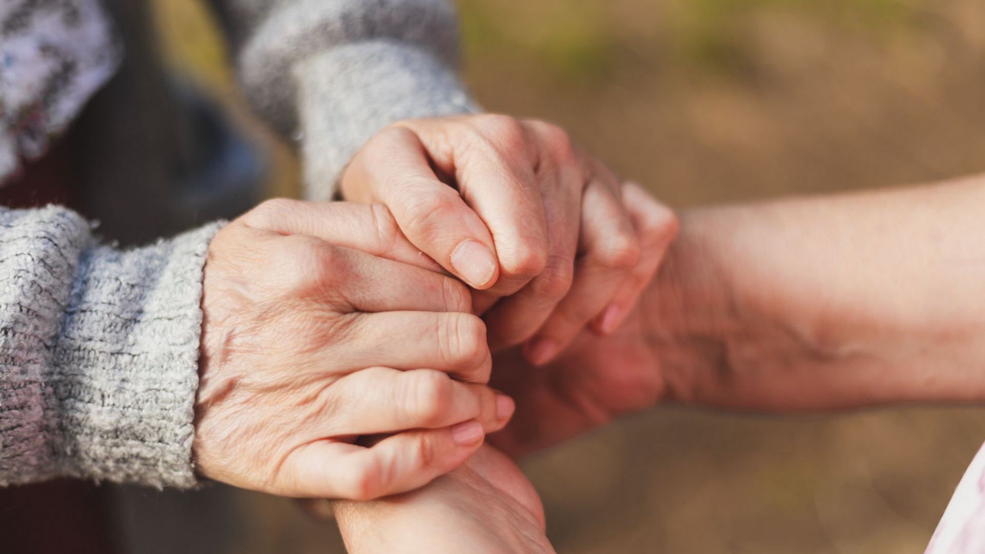 Deux mains qui se tiennent en signe de soutien ou d’assistance