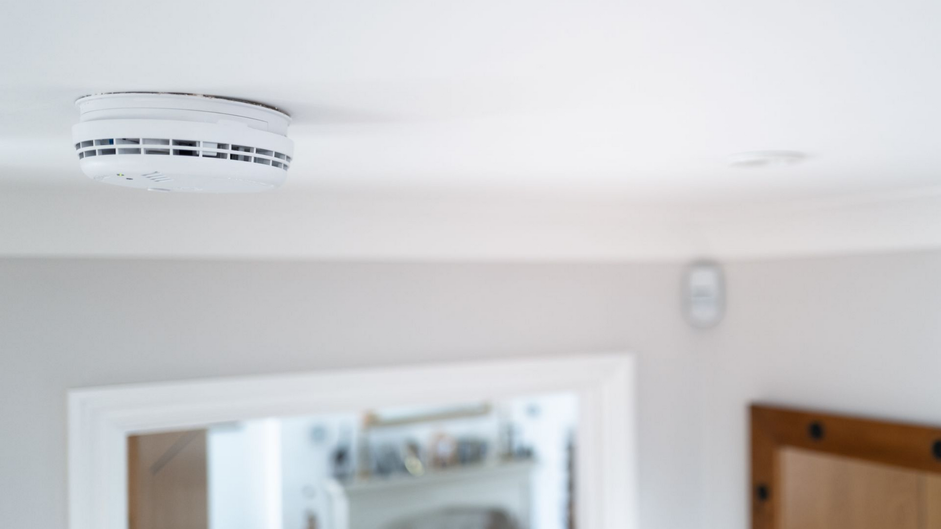 Détecteur de fumée installé au plafond d’une pièce