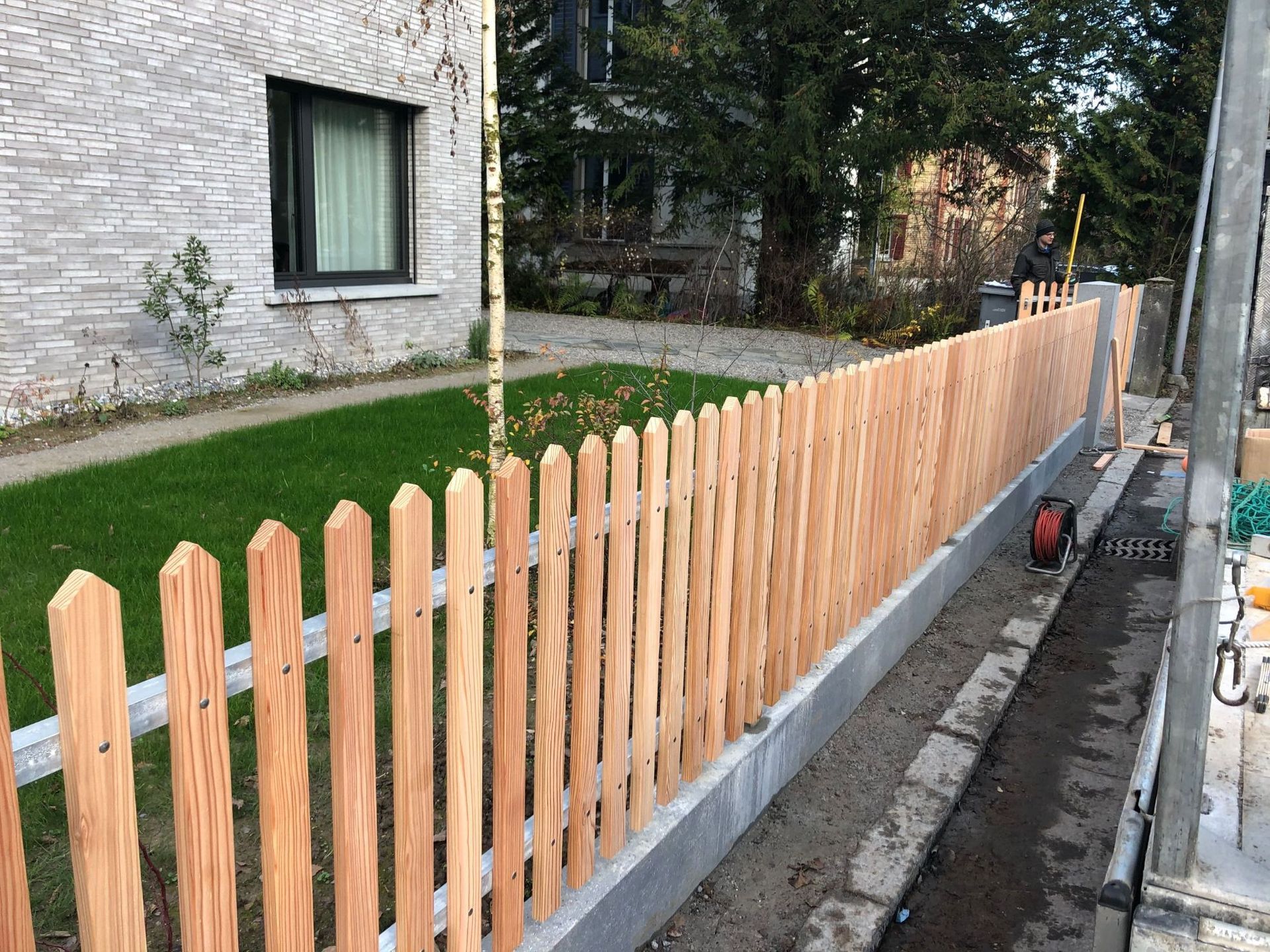 Staketenzaun mit Lärchenholz Affolternstrasse 136 ZH