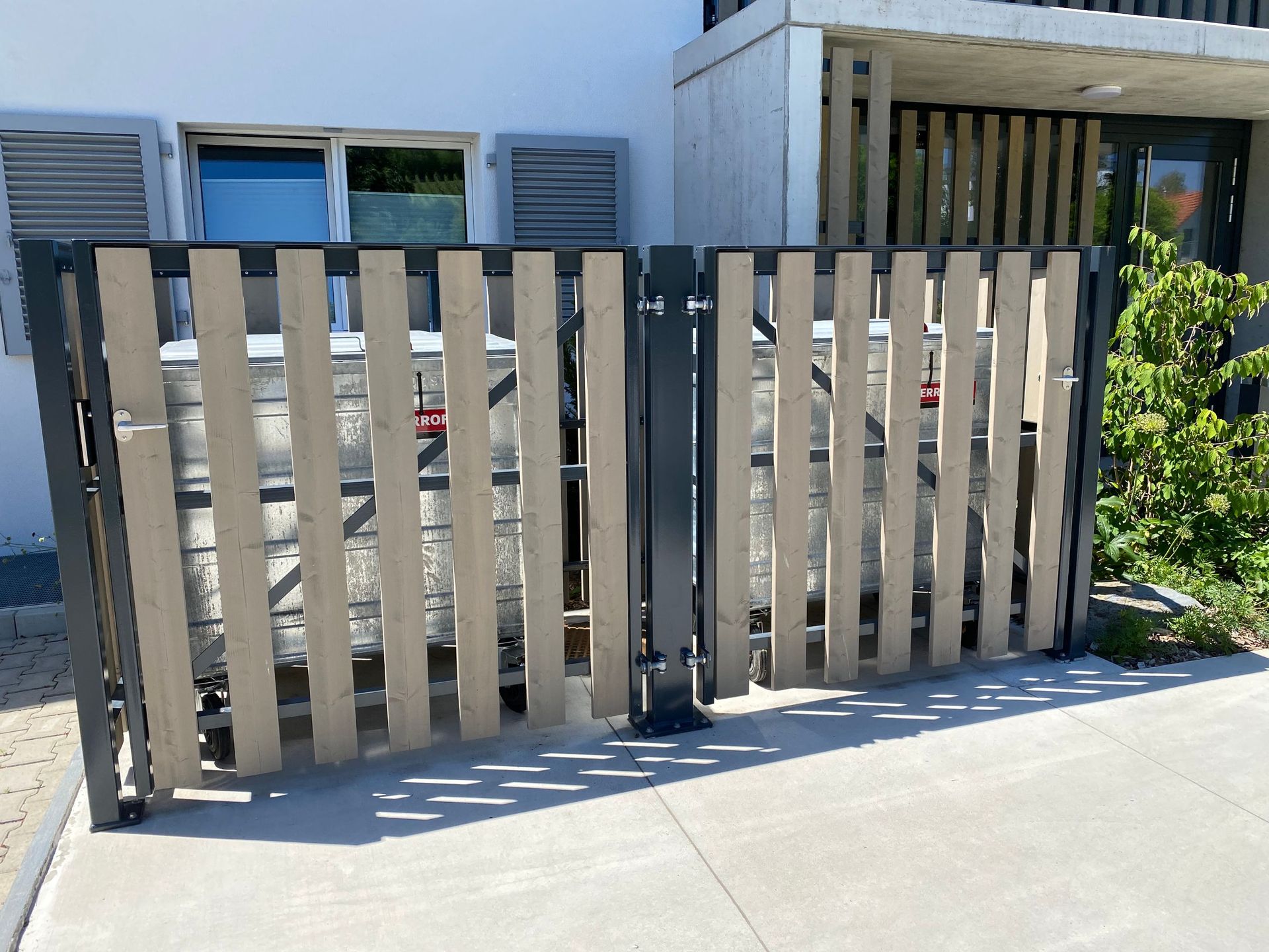 Sichtschutz Containerplatz MFH Haus Dachsen