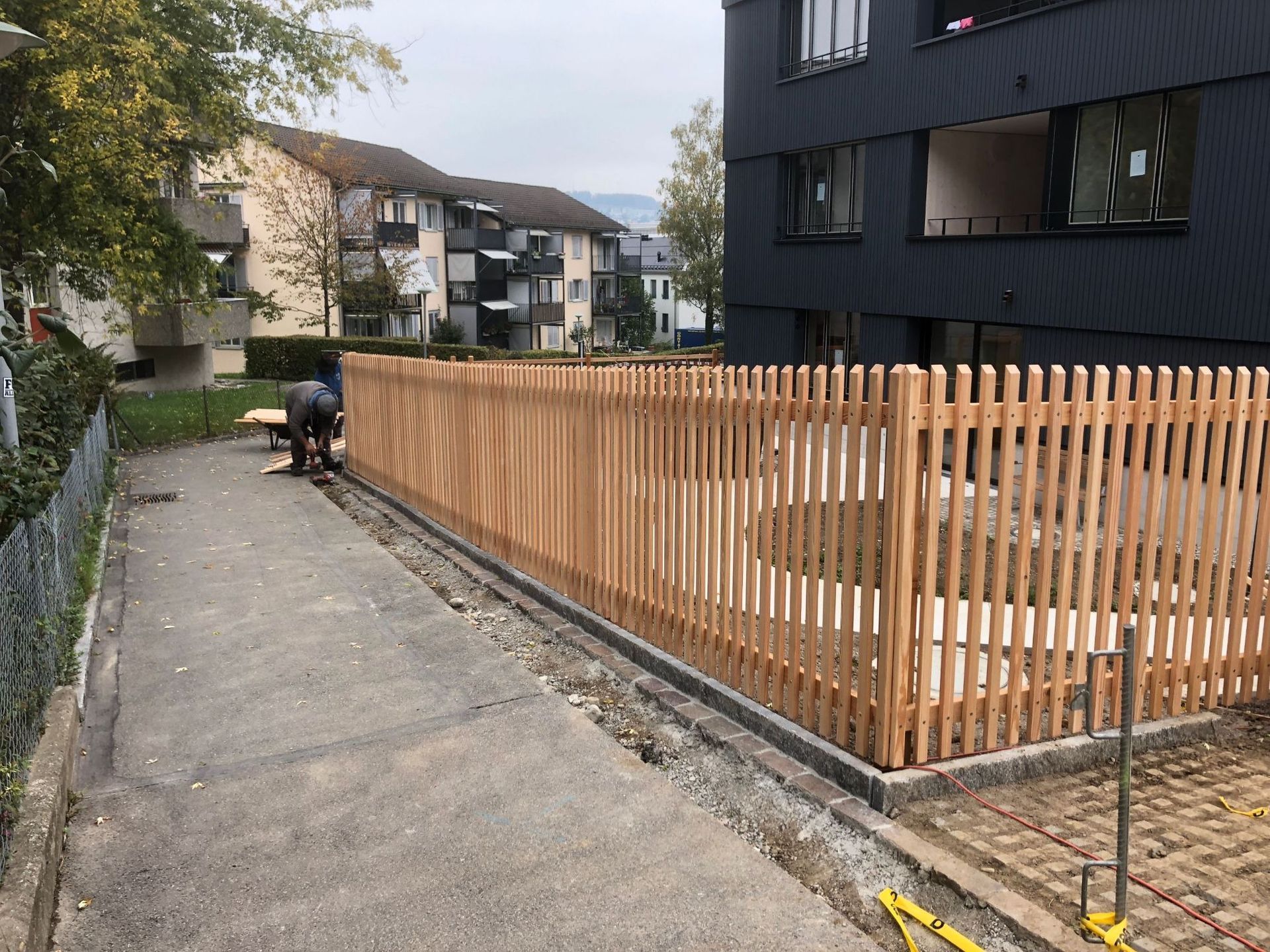 Staketenzaun mit Lärchenholz Affolternstrasse 136 ZH