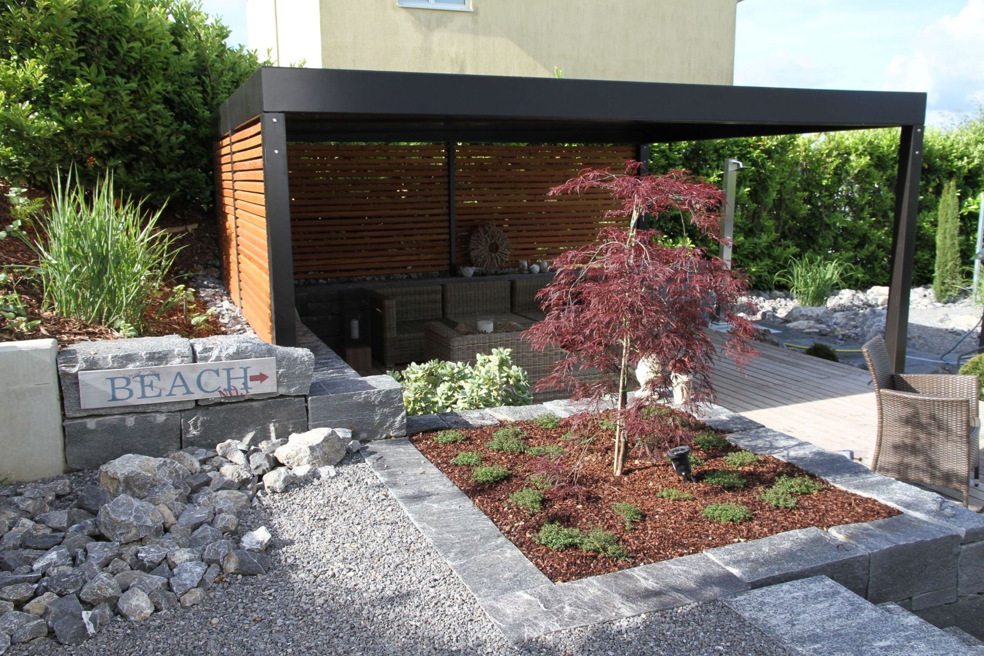 Stahlpergola mit Holzbretter