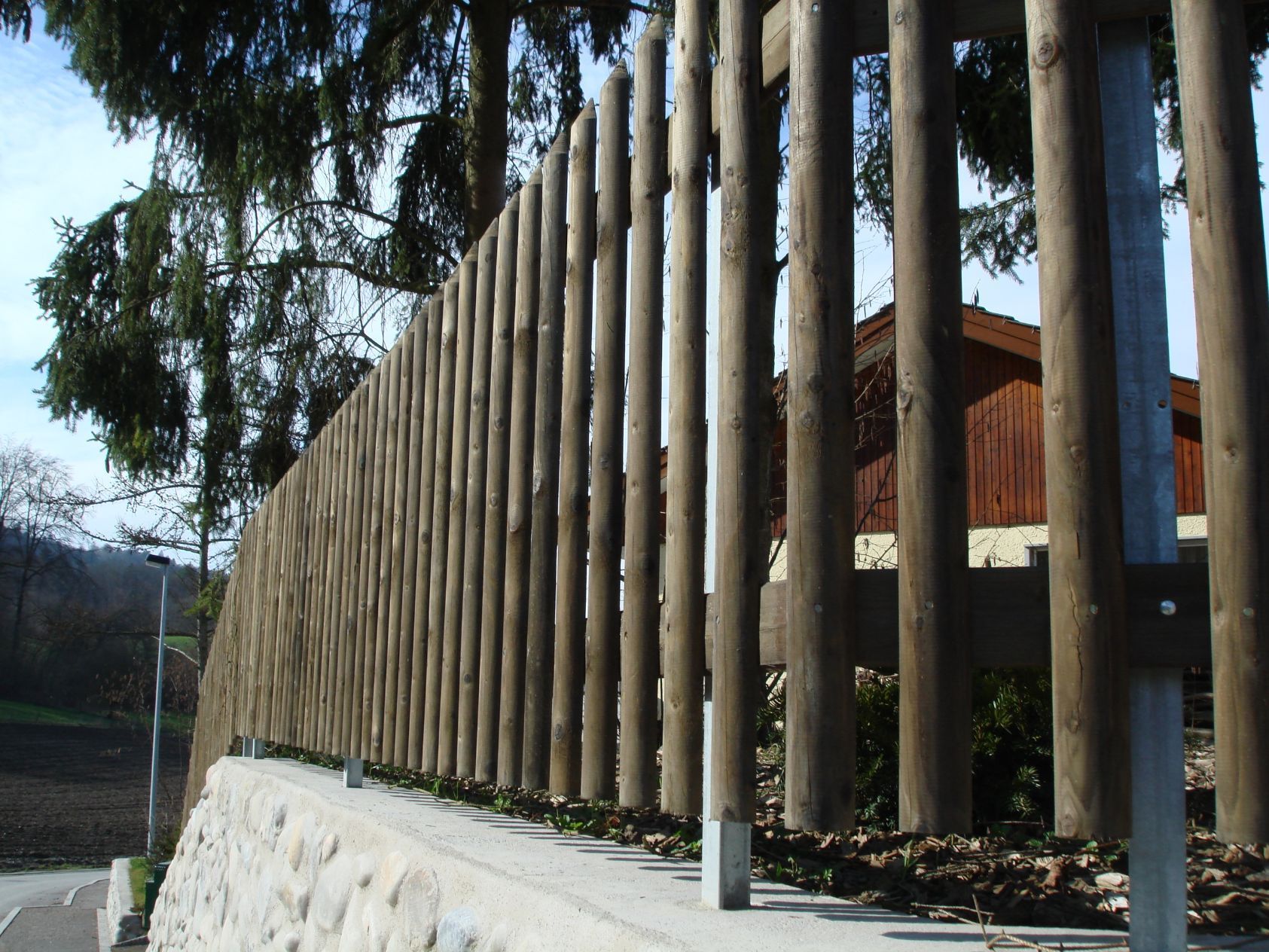 Holzpalisaden-Zaun