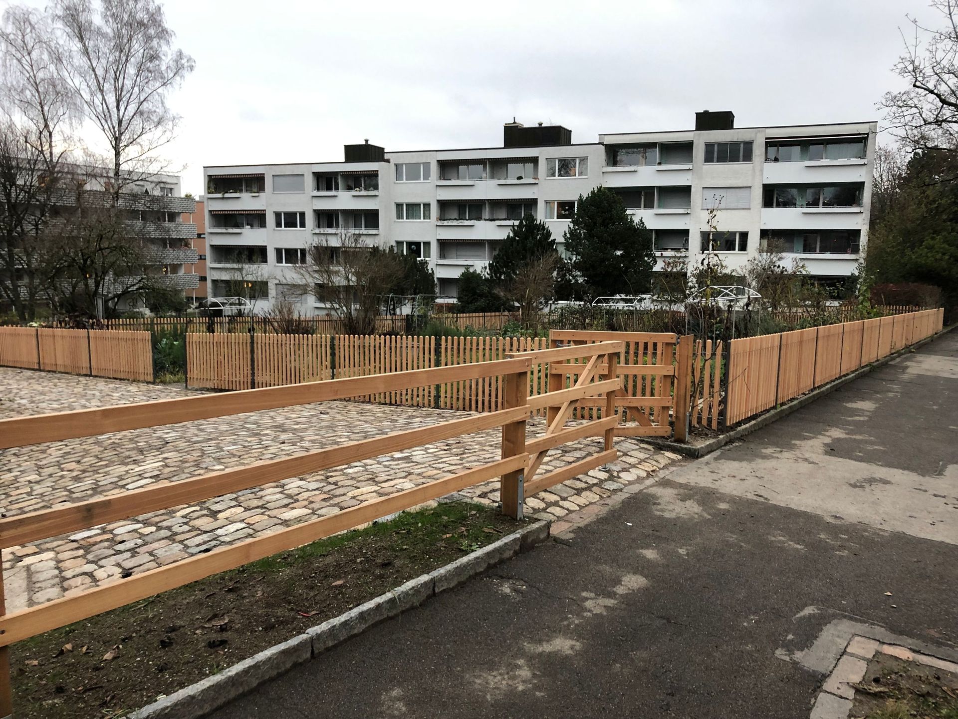 Staketenzaun mit Lärchenholz Affolternstrasse 136 ZH